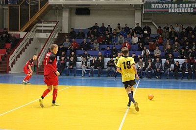 Первая лига. День 1. Лидеры одержали важные победы